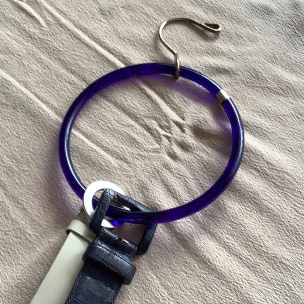 Ring to hang belts